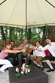 loungig sitzt es sich unter schicken Pavillons im Eck des Biergartens (Foto: Martin Schmitz)